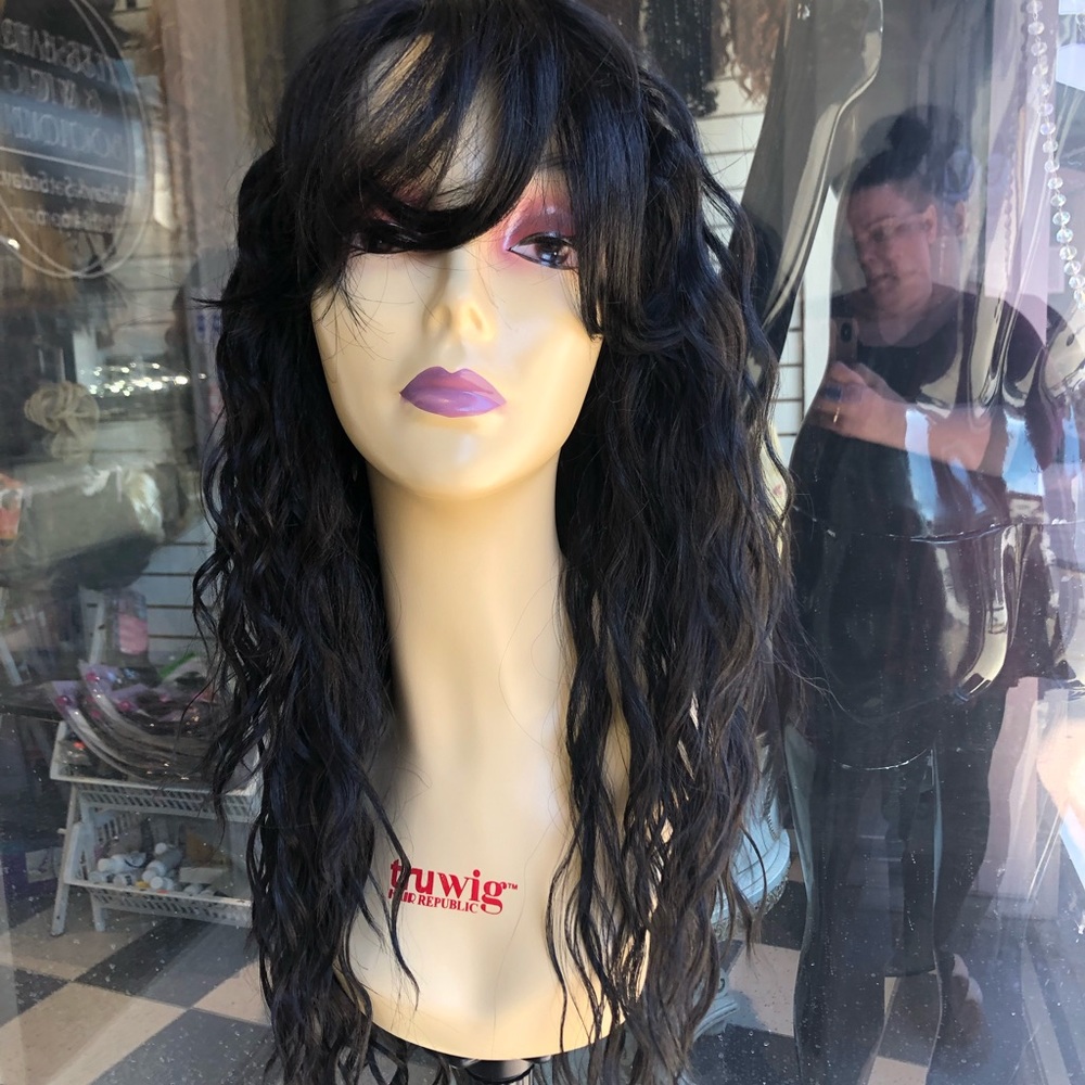 Long wavy wig with beautiful curtain bangs